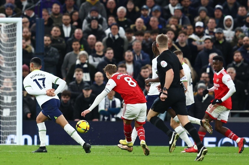 Cú sút của Odegaard như lời khẳng định đanh thép cho tham vọng của Arsenal mùa này