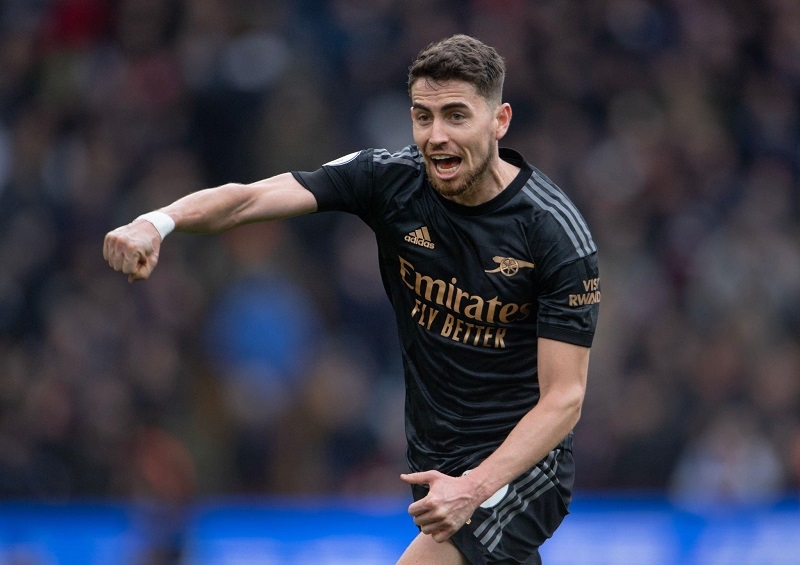 Cú nã đại bác của Jorginho giúp Arsenal lật ngược thế cờ trên sân của Aston Villa