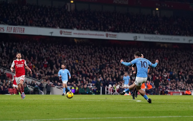 Grealish nổ súng trước Arsenal sau khi xâm nhập vùng cấm địa từ cánh trái.