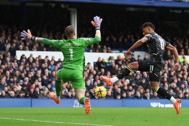 Pickford có hiệp đấu đầu tiên chơi hay với hàng loạt pha cản phá xuất sắc