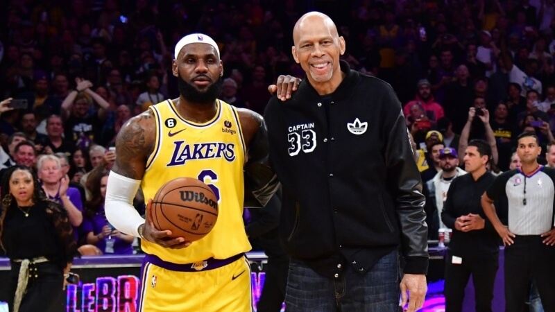 Huyền thoại Abdul-Jabbar chia vui cùng LeBron