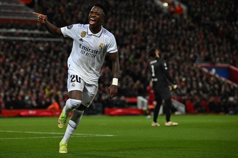 Vinicius trừng phạt sai lầm của hàng thủ Liverpool