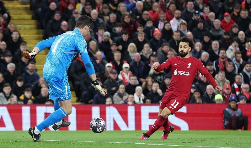 Salah chớp thời cơ từ sai lầm của Courtois để nhân đôi cách biệt