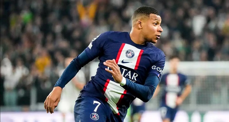 Mbappe làm khổ hàng thủ đội bạn.