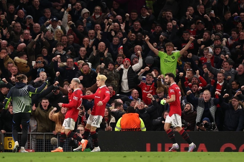 Man United có hiệp 2 bùng nổ để đi tiếp 