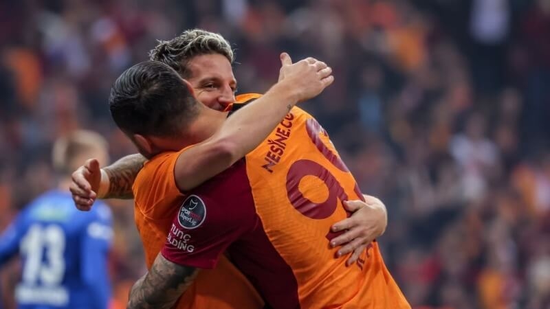 Galatasaray có một số cầu thủ nổi tiếng như Mertens, Icardi