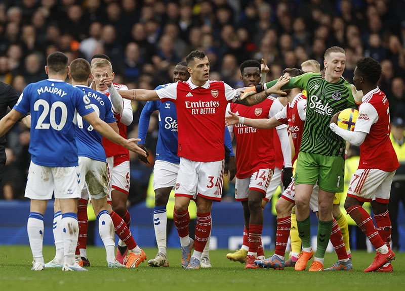 Arsenal lỡ cơ hội gia tăng cách biệt với Man City