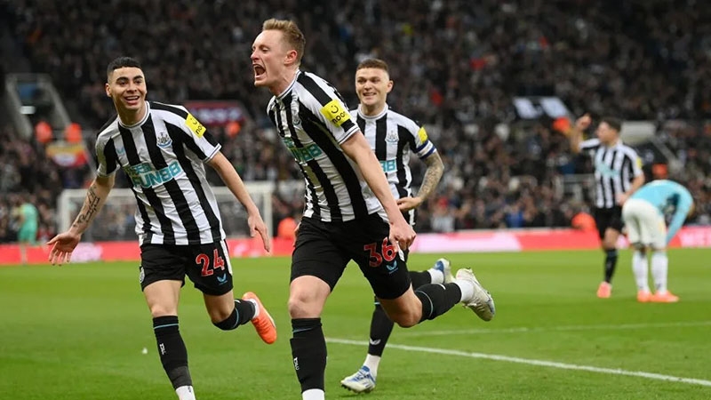 Newcastle vào chung kết Carabao Cup