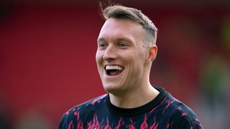 Phil Jones dự trận chung kết Carabao Cup với vai trò lạ