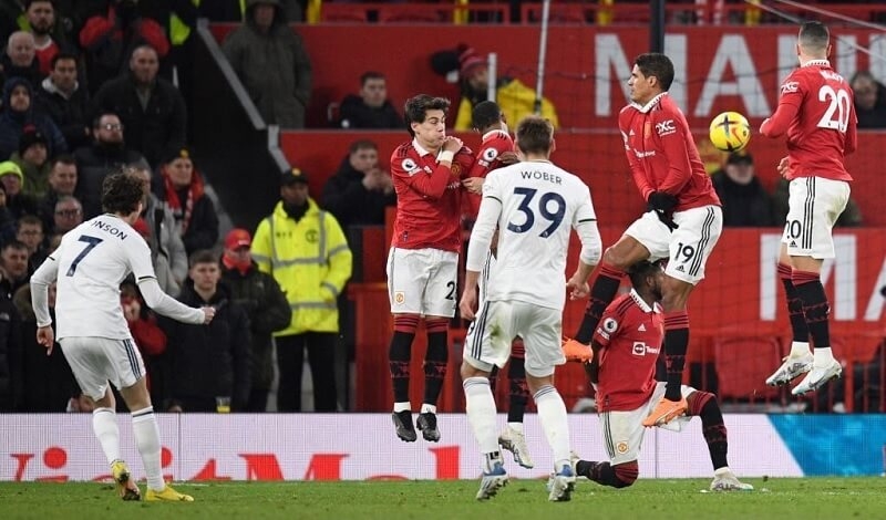 Rashford và Varane bất ngờ tách ra khi làm hàng rào