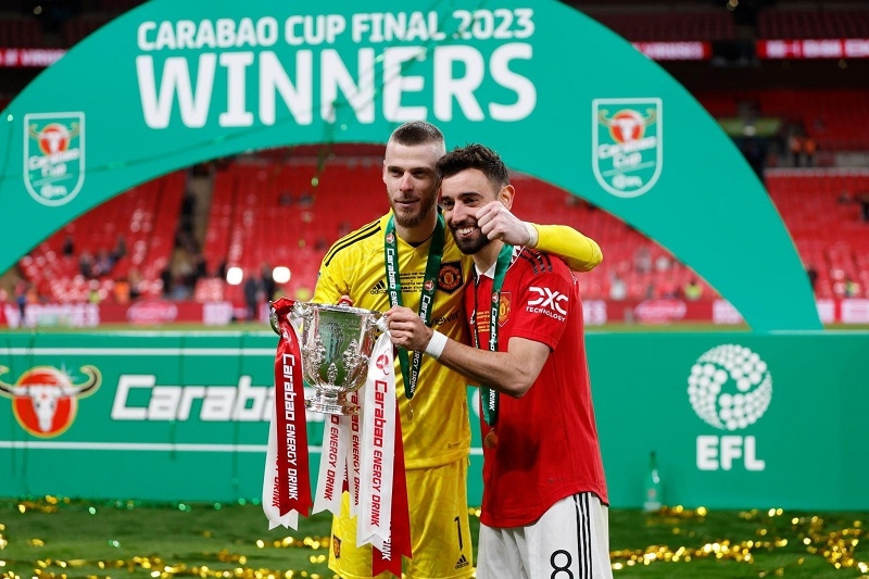 Bruno Fernandes lần đầu được nâng cúp trong màu áo Man United