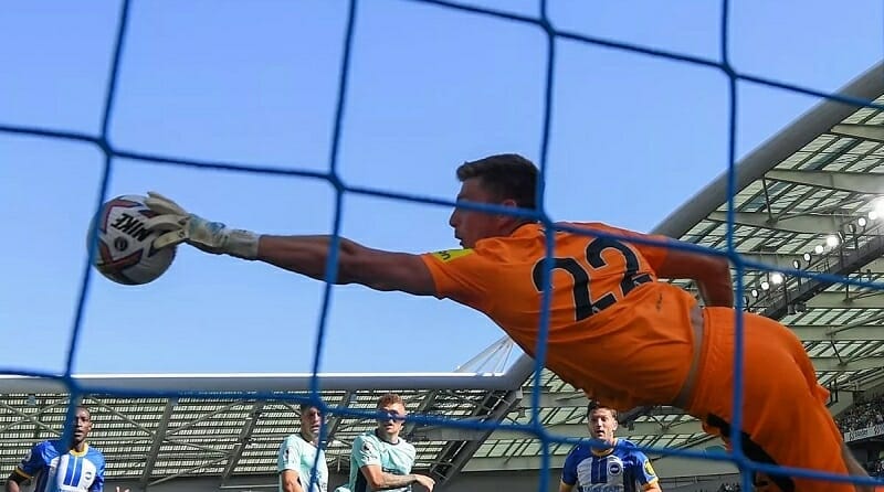 Nick Pope đang bảo vệ khung thành Newcastle rất ấn tượng