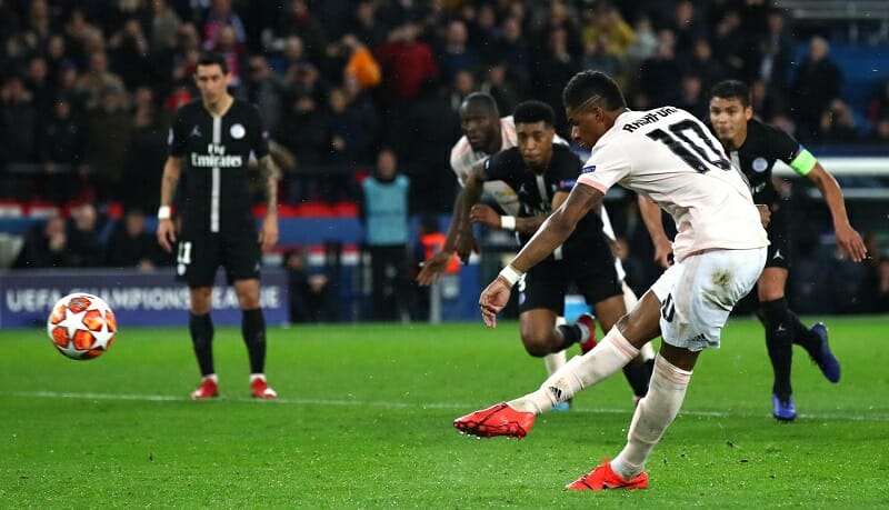 Marcus Rashford thực hiện quả penalty quyết định cho MU.