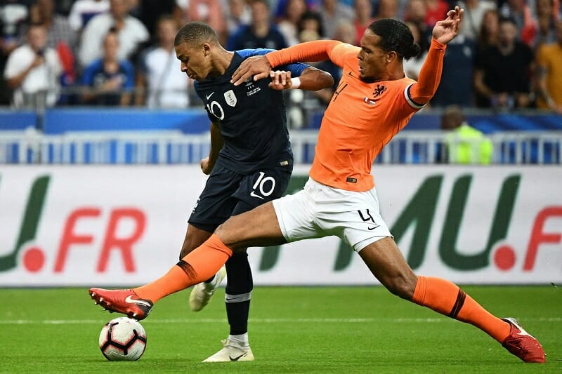 Mbappe thử tài Virgil van Dijk.