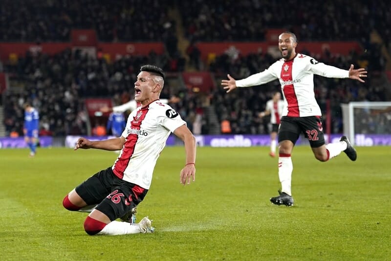 Southampton tự cứu mình bằng những chiến thắng 