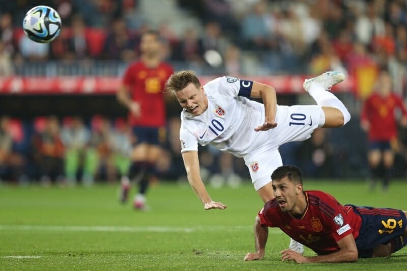 Rodri liên tục có những pha va chạm nguy hiểm với các cầu thủ thuộc Arsenal