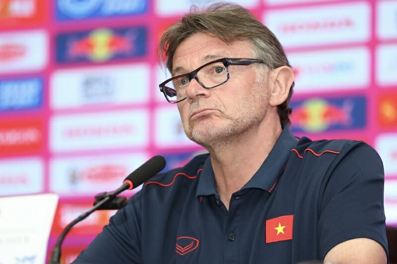 HLV Troussier: “Đội có 36 Maradona thì tôi vẫn loại bớt”