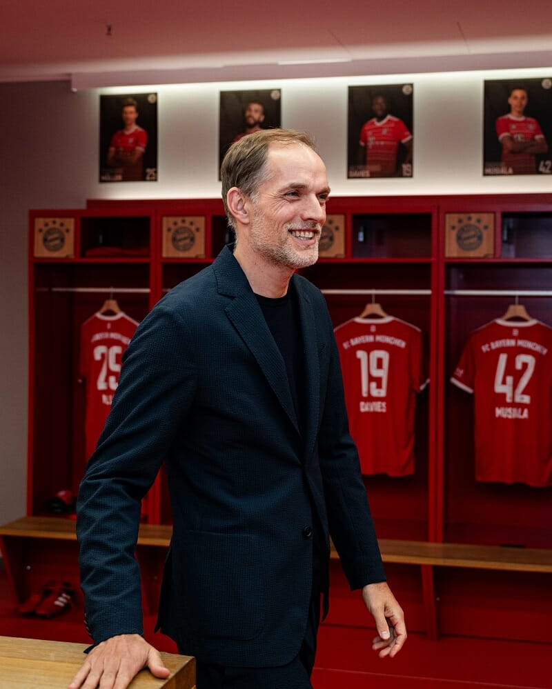 Tuchel tham quan phòng thay đồ.