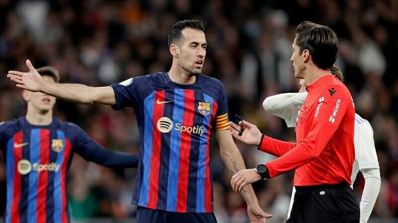 Busquets đã làm nên lịch sử vào rạng sáng nay