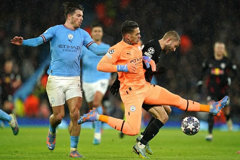 Ederson đá kung-fu vào người Konrad Laimer