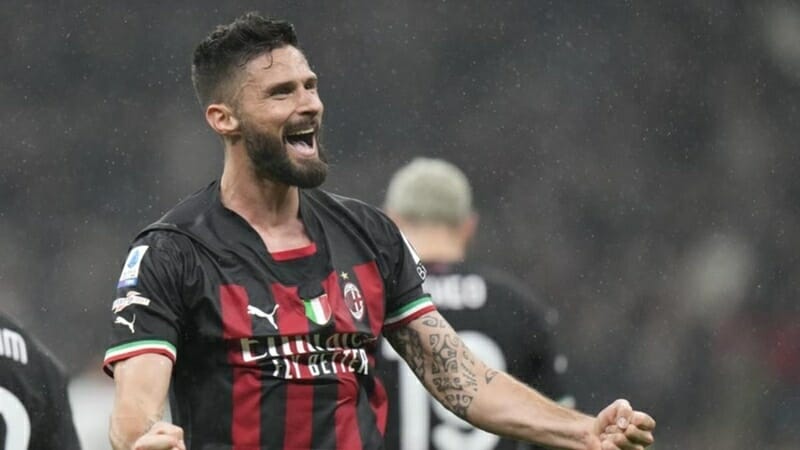 Giroud giúp Milan vượt lên sau hiệp 1