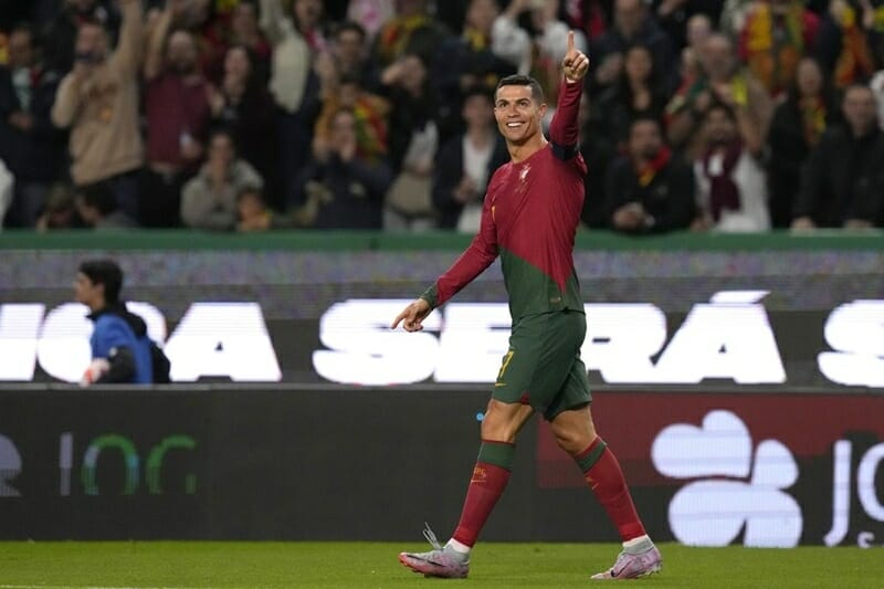 Ronaldo rực sáng, Bồ Đào Nha ra quân thuận lợi cùng tân thuyền trưởng