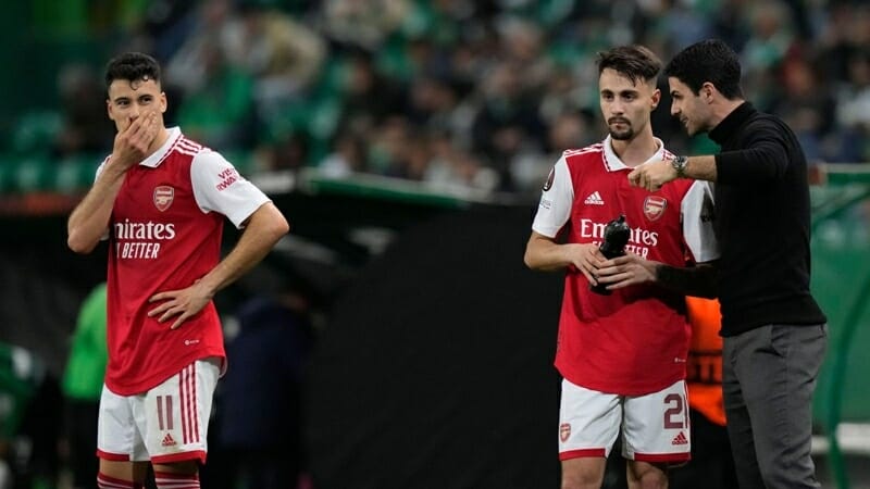 Arsenal gặp nhiều khó khăn trên sân khách