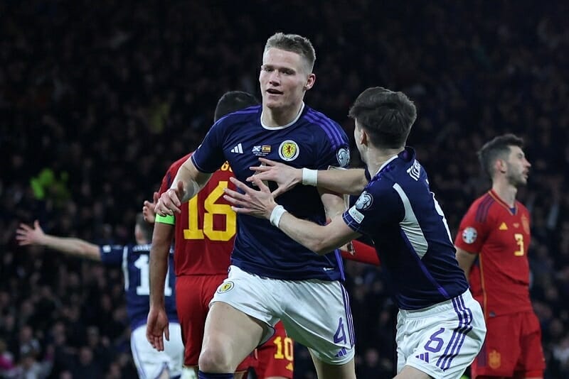 McTominay giúp Scotland sớm vươn lên