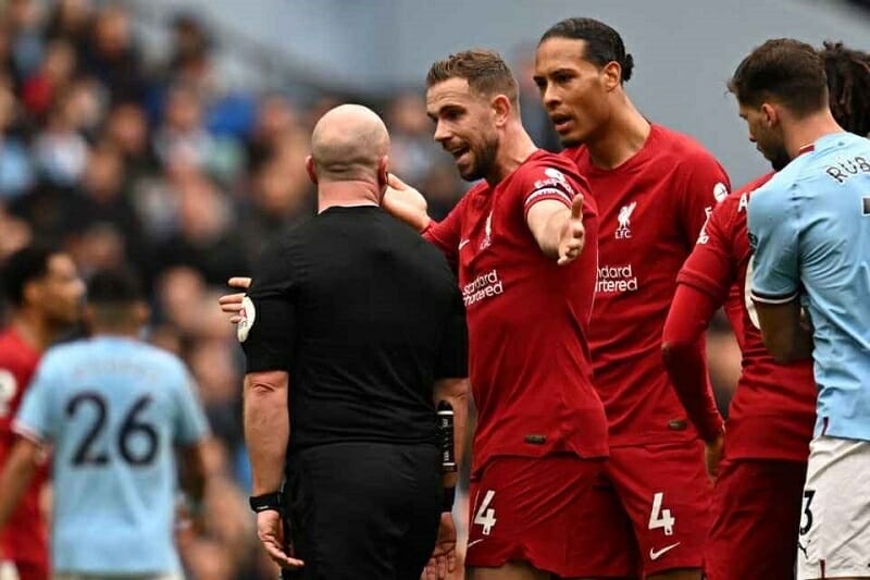 Liverpool bị Man City bóp nghẹt dù sớm vươn lên dẫn trước