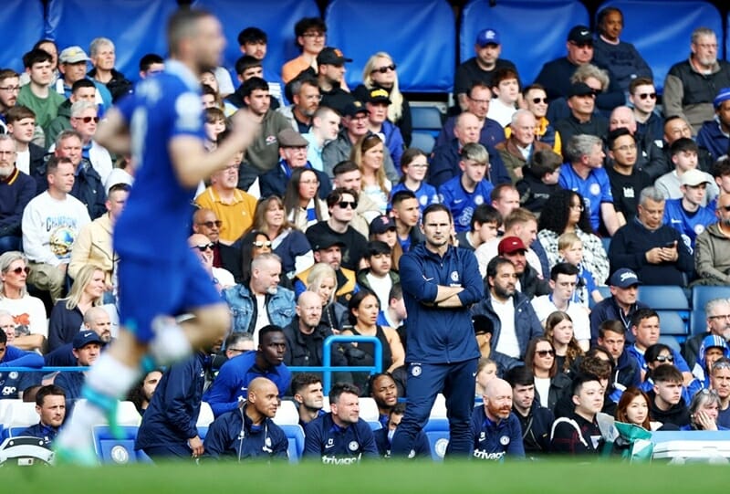 Lampard bất lực ngoài đường biên 