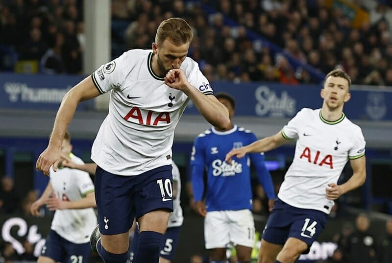 Kane giúp SPurs vượt lên 