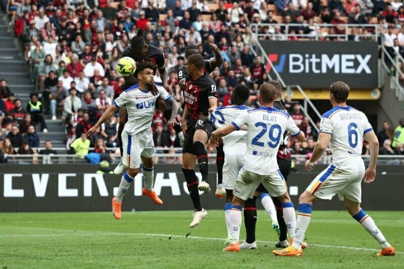 Rafael Leao bật cao đánh đầu đưa AC Milan vươn lên dẫn trước