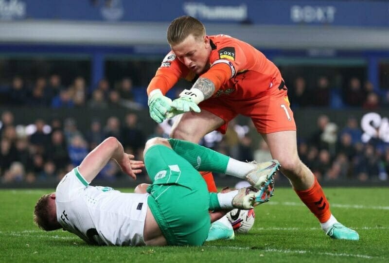 Pickford nổi nóng với cầu thủ Newcastle trong hiệp 2