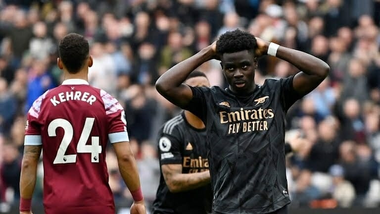 Arsenal tự làm khó với trận hòa West Ham