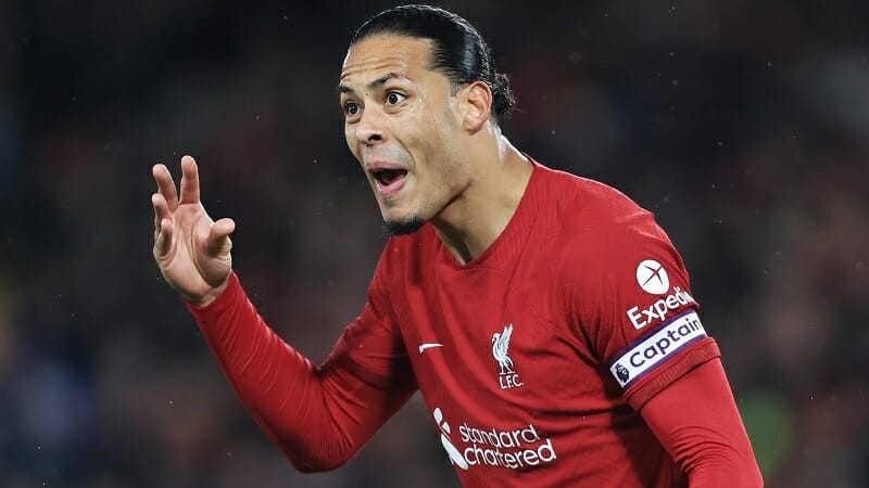 Van Dijk là một trong số ít cầu thủ Liverpool có phong độ tốt