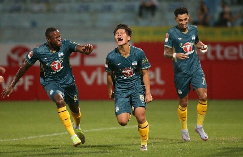 Quốc Việt ăn mừng đầy cảm xúc sau khi ghi bàn thắng đầu tiên tại sân chơi V-League (Ảnh: Vietnamnet)