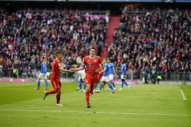 Pavard mở tỷ số cho Bayern