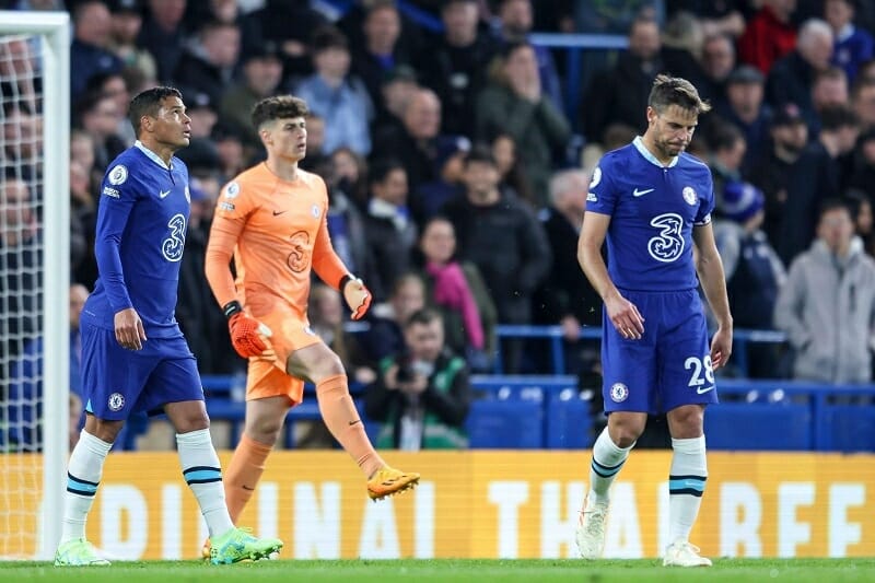 Azpilicueta đánh đầu phản lưới nhà