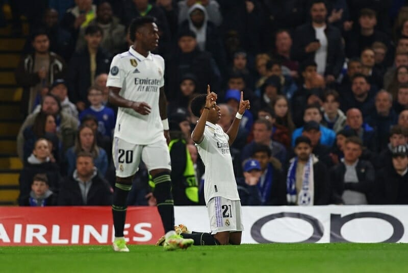 Rodrygo lập cú đúp vào lưới Chelsea