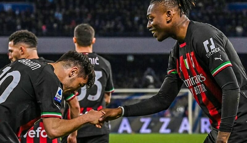 AC Milan dẫn 2 bàn chỉ sau một nửa hiệp một