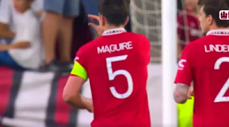 Maguire ra hiệu có vẻ không hay với De Gea