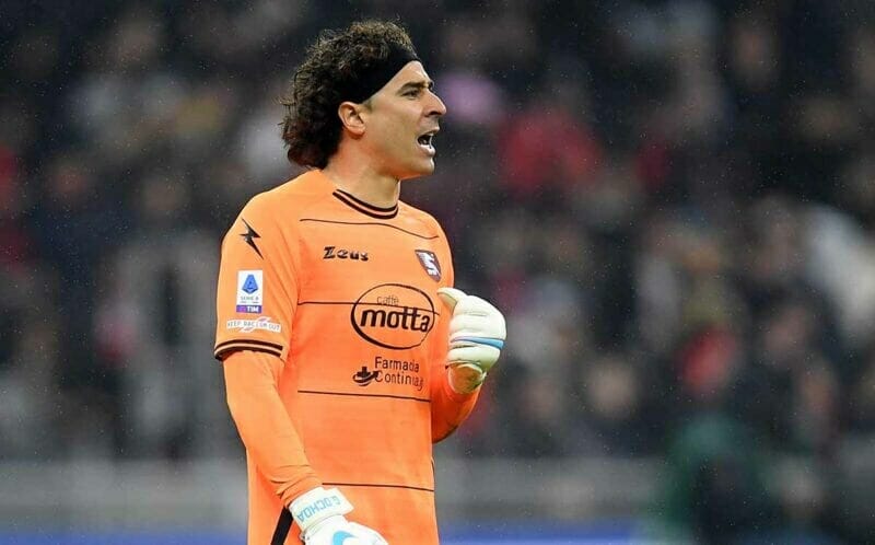 Ochoa được 2 đội bóng thành Milan tranh giành