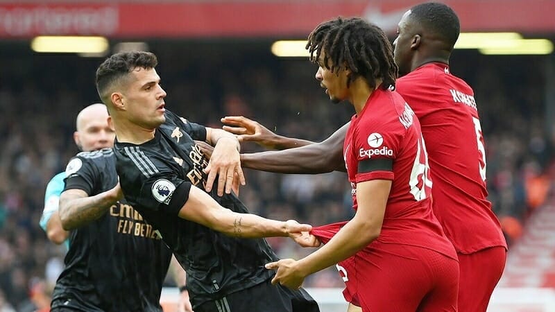 Granit Xhaka và Alexander-Arnold va chạm trong hiệp 1