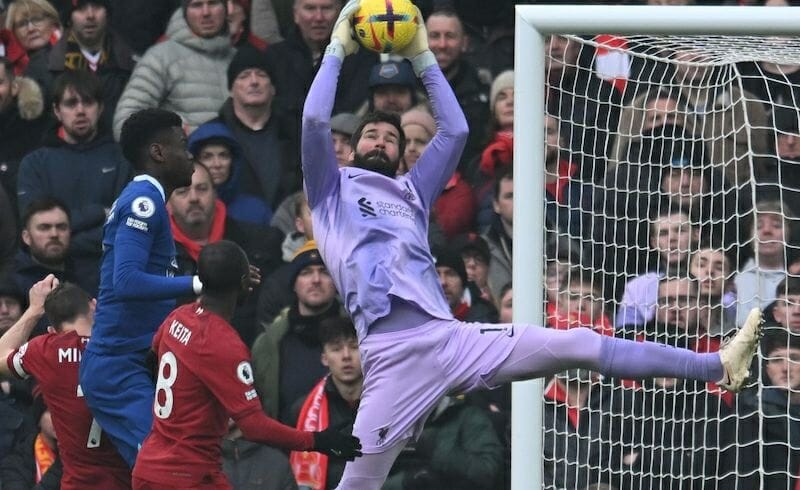 Hàng tiền vệ bất ổn góp phần khiến khung thành Liverpool đối diện nhiều áp lực hơn