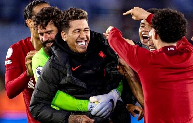 Firmino trong vòng tay các đồng đội