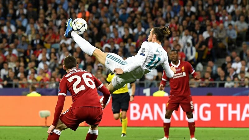 Bale ghi một bàn thắng không tưởng vào lưới Liverpool.