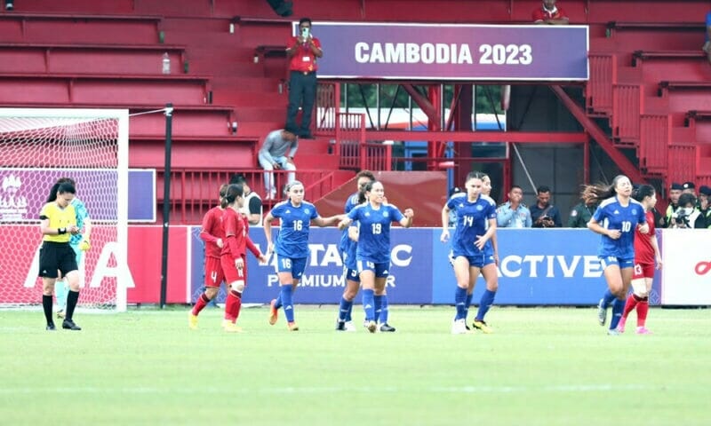 Philippines nâng tỷ số lên 2-1 sau pha không chiến thành công (Ảnh: Vietnamnet)