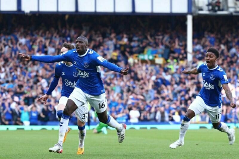 Doucoure ghi bàn thắng duy nhất trong trận đấu sống còn của Everton