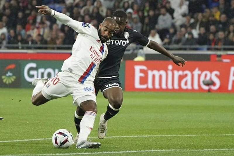 Lacazette vẫn là nguồn cảm hứng của Lyon