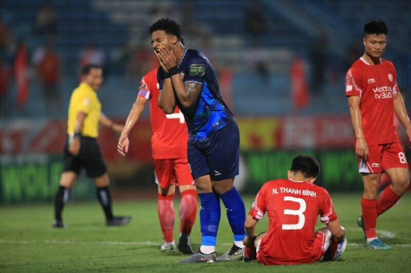 Bình Định (áo xanh) chưa lấy lại phong độ sau đợt nghỉ (ảnh: VPF)